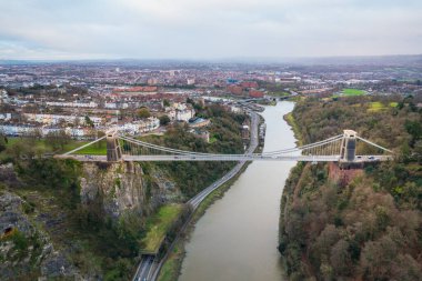 Bristol, Clifton Asma Köprüsü ve Clifton Gözlemevi 'nin hava manzarası bulutlu bir günde, kış mevsiminde.