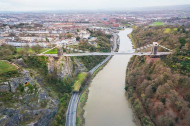Bristol, Clifton Asma Köprüsü ve Clifton Gözlemevi 'nin hava manzarası bulutlu bir günde, kış mevsiminde.
