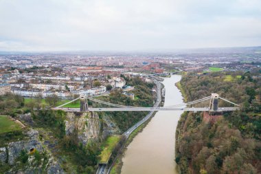 Bristol, Clifton Asma Köprüsü ve Clifton Gözlemevi 'nin hava manzarası bulutlu bir günde, kış mevsiminde.