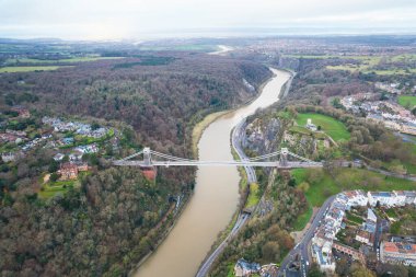 Bristol, Clifton Asma Köprüsü ve Clifton Gözlemevi 'nin hava manzarası bulutlu bir günde, kış mevsiminde.