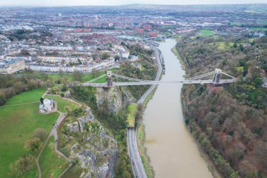 Bristol, Clifton Asma Köprüsü ve Clifton Gözlemevi 'nin hava manzarası bulutlu bir günde, kış mevsiminde.