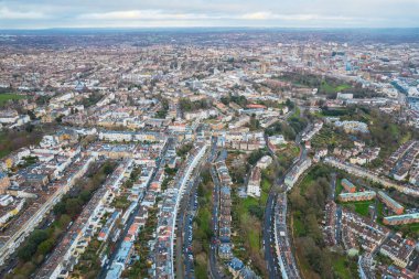 Bristol, İngiltere şehir merkezinin güzel hava manzarası, gündüz vakti bulutlu.
