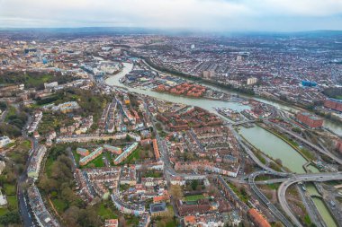 Avon Nehri 'nin güzel hava manzarası ve Bristol, İngiltere şehir merkezi, gündüz vakti bulutlu.
