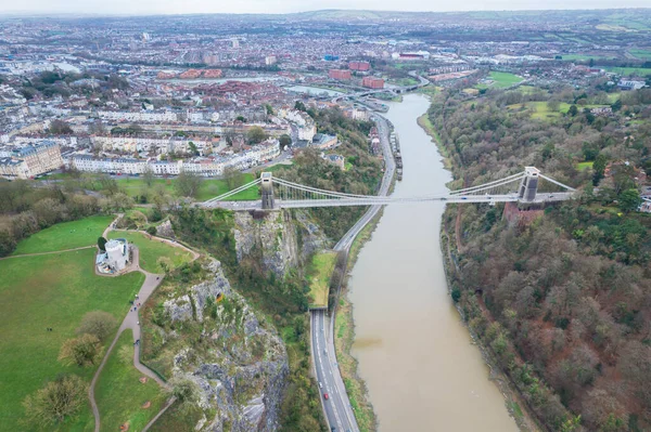 Bristol, Clifton Asma Köprüsü ve Clifton Gözlemevi 'nin hava manzarası bulutlu bir günde, kış mevsiminde.