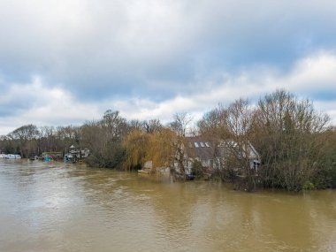 İngiltere 'nin Berkshire, İngiltere' nin Okuyucu Bölgesi, İngiltere 'nin Caversham Nehri yakınlarındaki nehir boyunca ciddi sel baskınları şehri.