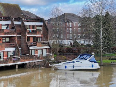 İngiltere 'nin Berkshire, İngiltere' nin Okuyucu Bölgesi, İngiltere 'nin Caversham Nehri yakınlarındaki nehir boyunca ciddi sel baskınları şehri.