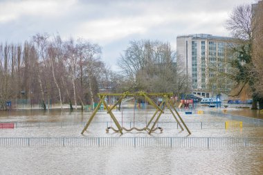 İngiltere 'nin Berkshire, İngiltere' nin Reading bölgesinin Thames of Caversham nehri kıyısında ciddi sel baskınları var.