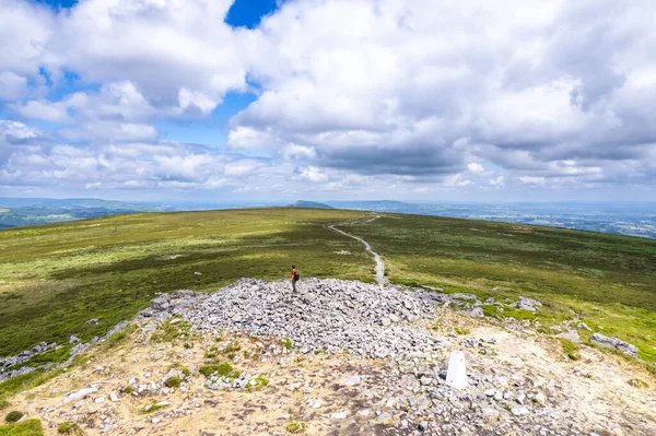 Abergavenny, Galler, İngiltere, yaz aylarında Abergavenny dağında gezgin gezgin.