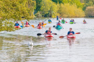 Thames Nehri 'nde, açık havada yaz kayığı ve kano aktivitesi.