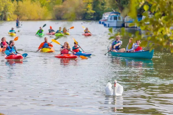 Thames Nehri 'nde, açık havada yaz kayığı ve kano aktivitesi.