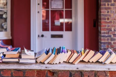 İngiltere 'de küçük bir iş yerinin ön kapısına bir sürü kitap yerleştirilmiş.
