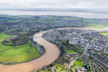 Chepstow, River Wye, Monmouthshire, Galler, İngiltere ve İngiltere 'nin muhteşem hava manzarası.