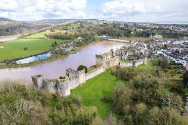 Şehir merkezindeki Chepstow ve Galler 'deki Chepstow Şatosu' nun güzel hava manzarası.
