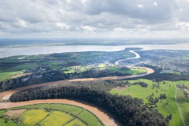 Tintern Abbey, River Wye ve yakınlardaki İngiltere manzarasının muhteşem hava manzarası.