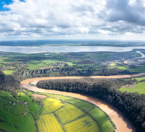 Tintern Abbey 'in, River Wye' ın ve yakınlardaki manzaranın muhteşem hava manzarası. İngiltere