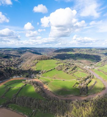 Tintern Abbey 'in, River Wye' ın ve yakınlardaki manzaranın muhteşem hava manzarası. İngiltere