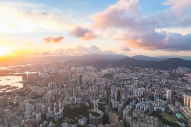 Metropolis 'in, Hong Kong' un, Hung Hom 'un, Kowloon' un, gün batımının muhteşem hava manzarası.