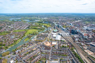 Caversham 'da güneşli bir gün, şehir merkezi Reading, Berkshire, İngiltere' nin güneyi. Güzel hava manzarası, bahar zamanı.