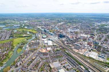 Caversham 'da güneşli bir gün, şehir merkezi Reading, Berkshire, İngiltere' nin güneyi. Güzel hava manzarası, bahar zamanı.