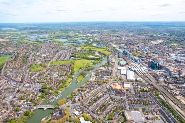 Caversham 'da güneşli bir gün, şehir merkezi Reading, Berkshire, İngiltere' nin güneyi. Güzel hava manzarası, bahar zamanı.