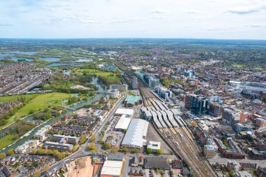 Caversham 'da güneşli bir gün, şehir merkezi Reading, Berkshire, İngiltere' nin güneyi. Güzel hava manzarası, bahar zamanı.