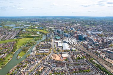 Caversham 'da güneşli bir gün, şehir merkezi Reading, Berkshire, İngiltere' nin güneyi. Güzel hava manzarası, bahar zamanı.