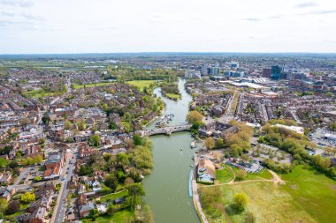 Caversham 'da güneşli bir gün, şehir merkezi Reading, Berkshire, İngiltere' nin güneyi. Güzel hava manzarası, bahar zamanı.