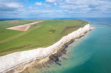 Yedi kız kardeş, Cliff ve Ocean, Güney İngiltere 'de ünlü turizm konumu ve dünya mirası, ilkbahar açık hava manzarası