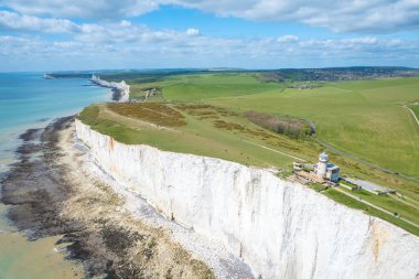 Yedi kız kardeş, Belle Tout Deniz Feneri, Güney İngiltere 'de ünlü turizm konumu ve dünya mirası, ilkbahar açık hava manzarası
