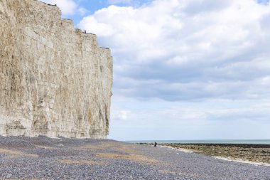 Yedi kız kardeş, sahil boyunca yürüyen yürüyüşçüler, Güney İngiltere 'de ünlü turizm konumu ve dünya mirası, ilkbahar açık hava, manzara