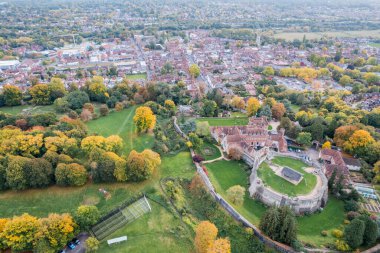 Farnham Şatosu 'nun güzel hava manzarası, Güney İngiltere, Surrey, Birleşik Krallık, sonbaharda