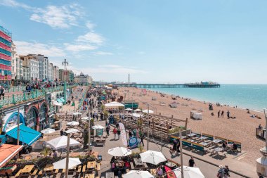 Brighton - 7-13-2024 - sahil plajı, birçok turist ve insanlar yaz güneşi altında oynuyor ve dinleniyor