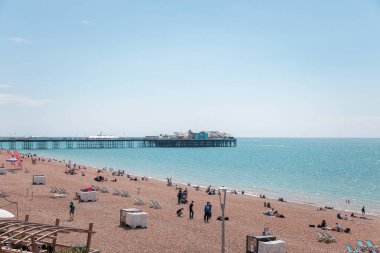 Brighton - 7-13-2024 - sahil plajı, birçok turist ve insanlar yaz güneşi altında oynuyor ve dinleniyor