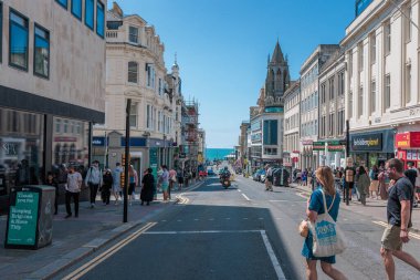 Brighton - 7-13-2024 - Brighton şehir merkezindeki yoğun ana cadde, birçok turist ve insan yaz günlerinde