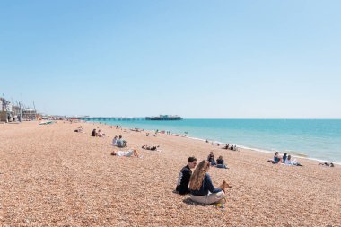 Brighton - 7-13-2024 - sahil plajı, birçok turist ve insanlar yaz güneşi altında oynuyor ve dinleniyor