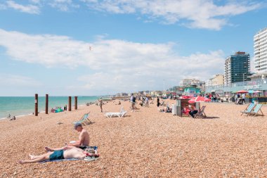 Brighton - 7-13-2024 - sahil plajı, birçok turist ve insanlar yaz güneşi altında oynuyor ve dinleniyor