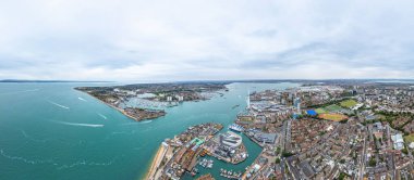 Portsmouth, Southsea Kalesi, İngiltere 'nin güney kıyısındaki liman şehri ve deniz üssü, hava aracı görüntüsü, yaz mevsimi.