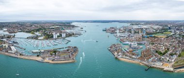 Portsmouth, Southsea Kalesi, İngiltere 'nin güney kıyısındaki liman şehri ve deniz üssü, hava aracı görüntüsü, yaz mevsimi.