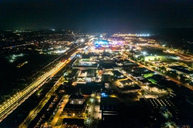 Heyecan verici Okuma Festivali 2024, İngiltere 'de yıllık müzik festivali, Caversham Köprüsü, hava gece manzarası, İngiltere