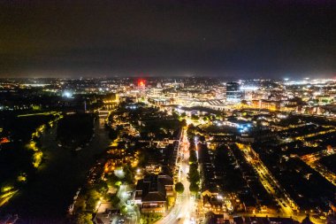 Şehir merkezindeki destansı okuma merkezi, tren istasyonu, Berkshire, İngiltere. Hava Gecesi Görünümü