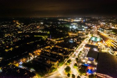 Şehir merkezindeki destansı okuma merkezi, tren istasyonu, Berkshire, İngiltere. Hava Gecesi Görünümü