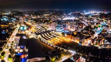 Şehir merkezindeki destansı okuma merkezi, tren istasyonu, Berkshire, İngiltere. Hava Gecesi Görünümü