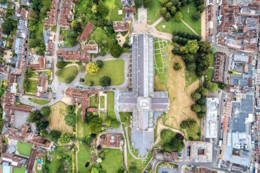 Winchester Katedrali, Winchester, Hampshire, İngiltere 'deki ünlü ortaçağ mimarisinin havadan görünüşü.