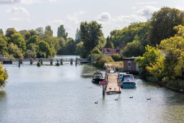 River Thames ve Lock Şehir Merkezi Reading, Berkshire, Birleşik Krallık, İngiltere