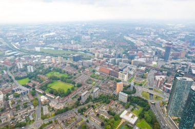 Deansgate Manchester 'daki ev ve yerleşim yeri, bulutlu bir gün, hava manzaralı, İngiltere