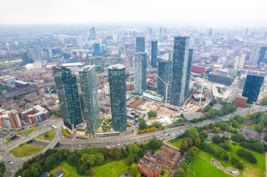 Ticari alan, Deansgate Manchester 'daki gökdelen ofis binası, bulutlu gün, hava manzarası, İngiltere