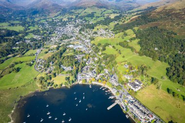 Cumbria 'nın Ambleside, Windermere, Westmorland ve Furness ilçelerinin panorama hava manzarası, Distract Gölü, Birleşik Krallık
