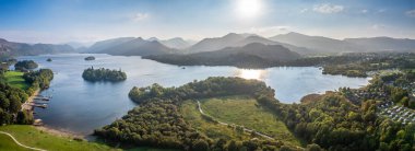 Keswick, Derwentwater, İngiltere Gölü Ulusal Parkı 'nın güzel hava manzarası, sonbahar güneşli günü.