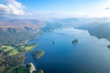 Keswick, Derwentwater, İngiltere Gölü Ulusal Parkı 'nın güzel hava manzarası, sonbahar güneşli günü.