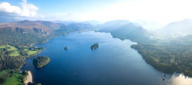 Keswick, Derwentwater, İngiltere Gölü Ulusal Parkı 'nın güzel hava manzarası, sonbahar güneşli günü.